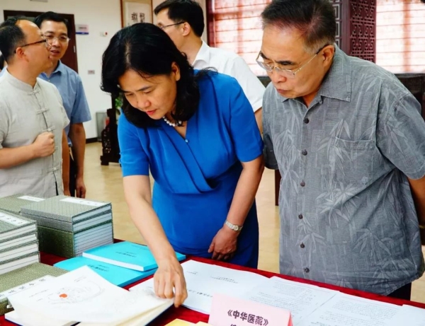 國家衛生健康委黨組成員、國家中醫藥管理局黨組書記余艷紅（前排左一）在中醫藥信息研究所調研中醫古籍相關工作