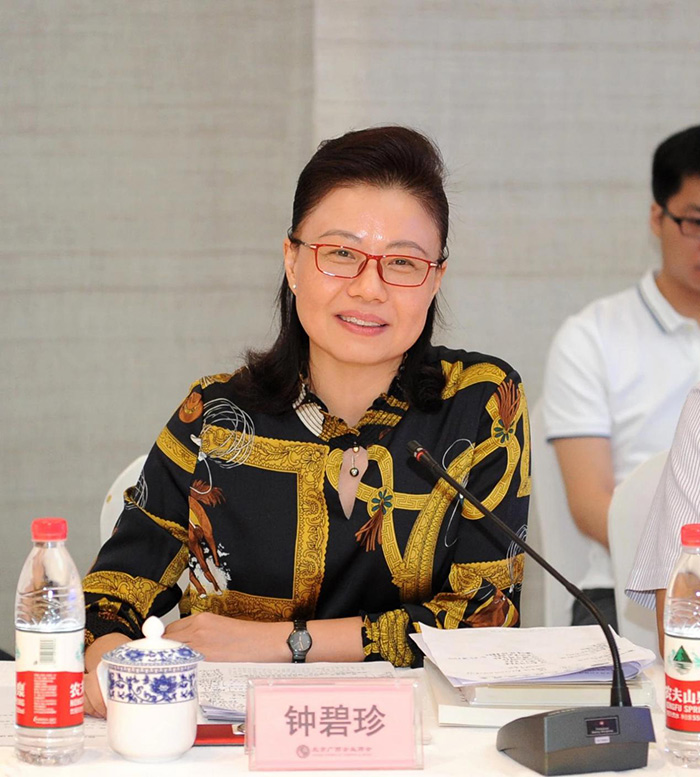 梧州市委常委、統(tǒng)戰(zhàn)部部長(zhǎng)鐘碧珍發(fā)言